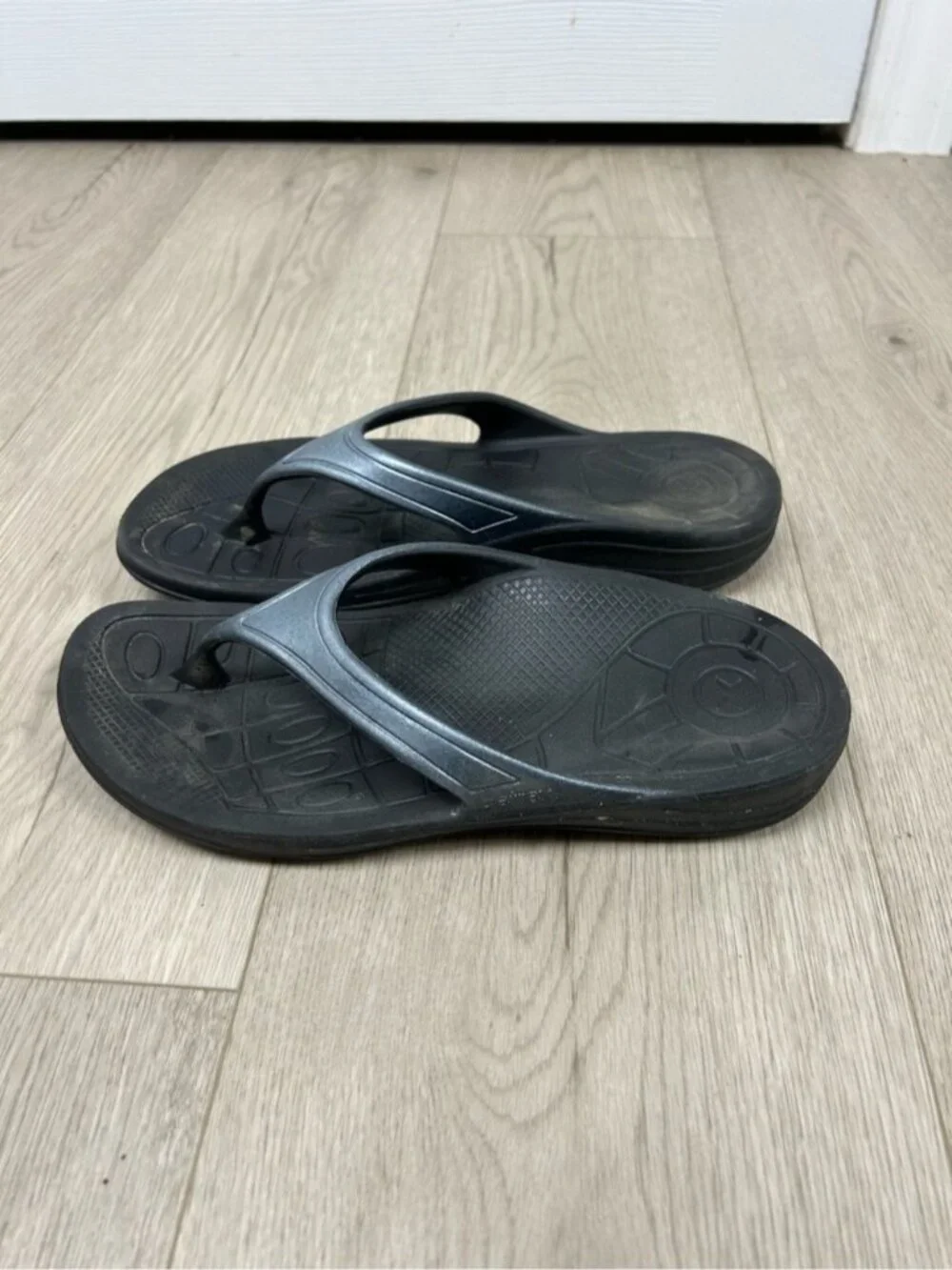 Aetrex Women’s Black & Silver Fiji Orthotic Flip Flops‎